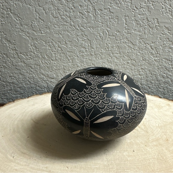Mata Ortiz Pottery Heriberto Ledezema 
Hand Made 
Hand Painted 
Hand Etched Rare - Picture 3 of 9